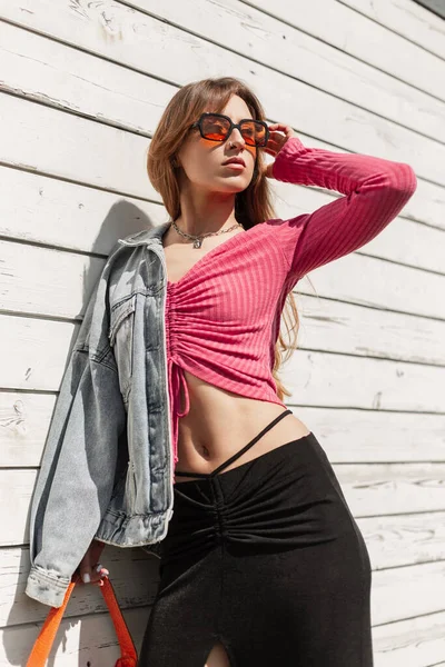 Snygg Vacker Sexig Kvinna Med Fina Orange Solglasögon Och Mode — Stockfoto