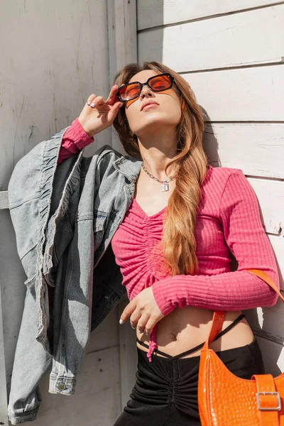 Модна Красива Жінка Модель Прохолодними Помаранчевими Сонцезахисними Окулярами Рожевому Обрізаному — стокове фото