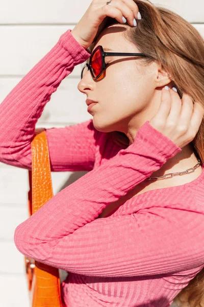 Stilvolles Sommer Frauenporträt Einer Schönen Jungen Frau Mit Modischer Sonnenbrille — Stockfoto