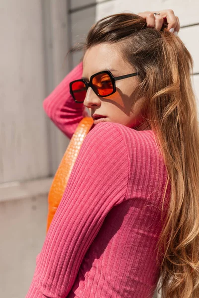 가까이 해변에서 셔츠를 오렌지색 선글라스를 아름다운 소녀의 — 스톡 사진
