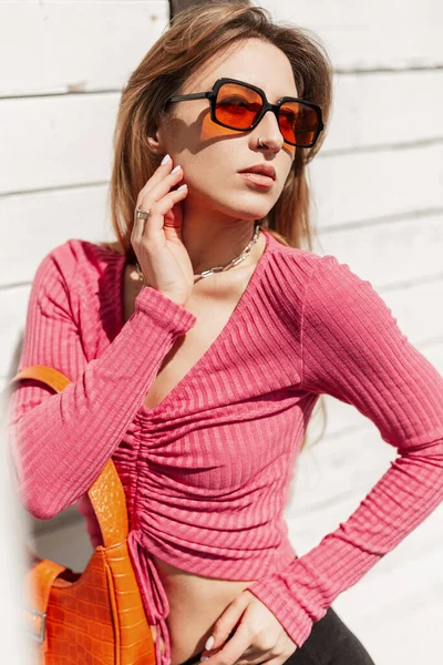 Κομψή Όμορφη Νεαρή Κοκκινομάλλα Κοπέλα Πορτοκαλί Γυαλιά Ηλίου Μόδας Μοντέρνα — Φωτογραφία Αρχείου