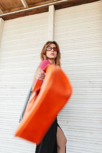 Elegante Hermosa Mujer Modelo Moda Ropa Verano Con Gafas Sol — Foto de Stock