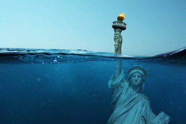 Su altında Özgürlük Anıtı. Felaket ve küresel ısınma kavramı. Amerika 'yı sel bastı. Çevre kirliliği hakkında yaratıcı bir fikir