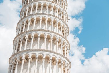 İtalya 'nın Avrupa kenti Pisa' da mavi bulutlu gökyüzünde sütunları olan güzel Roma mimari kulesi