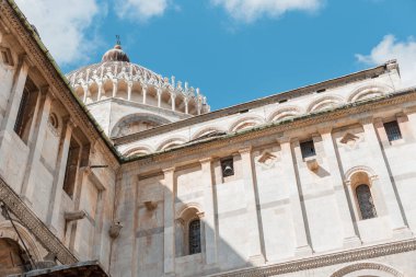 Güneş ışığında muhteşem bir dış görünüşü olan eski ve güzel bir bina.