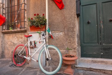 İtalyan bayraklı, kaliteli renkli güzel bir bisikleti olan Avrupa 'nın antik bir şehrinde güzel bir cadde. İtalya 'ya seyahat 