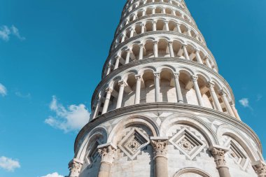 İtalya 'nın Avrupa kenti Pisa' da mavi gökyüzü arka planında sütunları olan kulenin şaşırtıcı Romen mimarisi