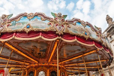 İtalya 'nın Floransa şehrinde ışıklandırmalı ve sıva kaplamalı güzel bir klasik atlıkarınca.