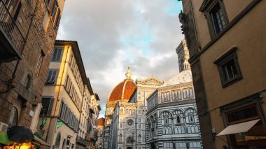 İtalya 'nın tarihi şehri Floransa' da günbatımında klasik binaları ve caddeleri ile. İnanılmaz Cattedrale di Santa Maria del Fiore. Sokak manzaralı. Tatiller ve İtalya 'da seyahat 
