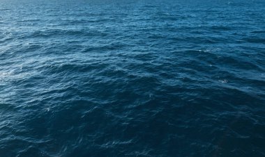 Dalgalı güzel mavi deniz. Su duvar kağıdı. Okyanus dokusu