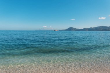 Ufku açık güzel mavi deniz, açık gökyüzü ve İtalya 'nın Elba adasında dağlar. Yaz seyahati ve deniz kenarında dinlenme