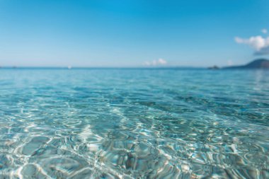İtalya 'nın Elba adasında berrak suyu olan kristal renkli mavi deniz. Yaz güneşli tatiller ve deniz tatilleri