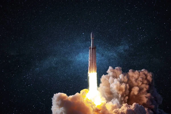 우주선 임무를 밤하늘로 날아들어 갑니다 로켓은 개념으로 합니다 임무와 성공적 — 스톡 사진