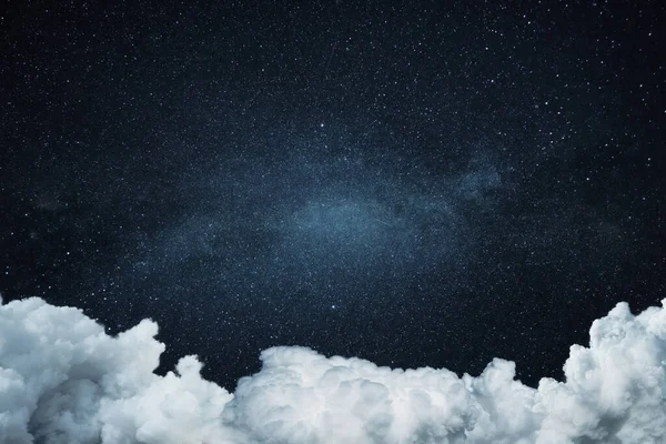 夜空中乌云密布 太空壁纸 高分辨率图像 — 图库照片