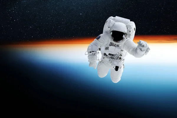 神奇的宇航员带着云彩和日落飞越蓝色的地球 新的空间飞行任务 — 图库照片