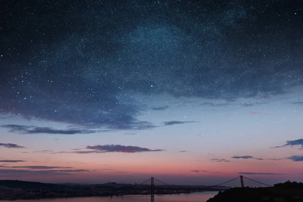 美丽的里斯本古城 拥有河流 桥梁和五彩缤纷的夕阳夜空 星罗棋布 迷人的星空 空间墙纸 — 图库照片