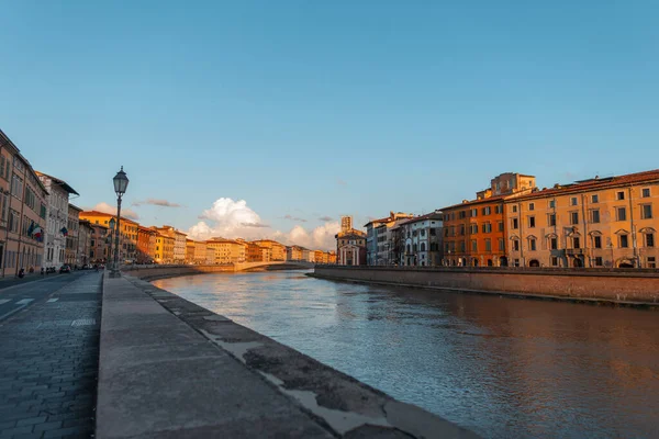 Talya Pisa Gün Batımında Nehir Köprü Renkli Yaratıcı Evleri Olan — Stok fotoğraf