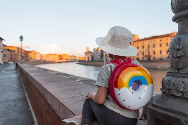 Hermosa Niña Con Sombrero Paja Con Orejas Una Mochila Rosquilla — Foto de Stock