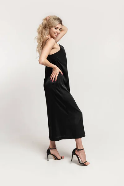 Snygg Vacker Blond Kvinna Mode Svart Elegant Klänning Med Höga — Stockfoto