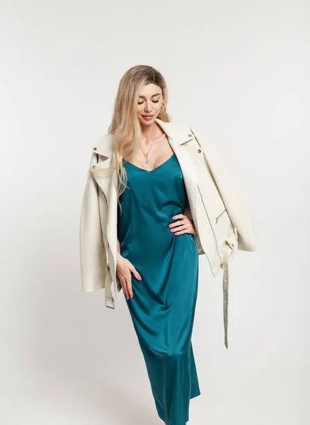 Modelo Mulher Loira Bonita Moda Vestido Turquesa Elegante Com Uma — Fotografia de Stock