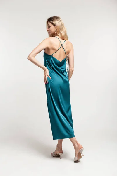 Moda Güzeli Zarif Kadın Şık Uzun Açık Arka Elbiseli Ayakkabılı — Stok fotoğraf