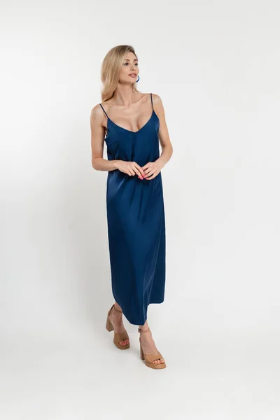 Şık Uzun Kayışlı Mavi Elbiseli Ayakkabılı Güzel Bir Kız Stüdyoda — Stok fotoğraf