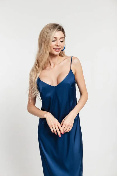 Moda Mulher Loira Muito Sexy Elegância Azul Moda Vestido Tiras — Fotografia de Stock