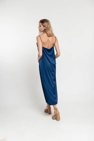 Moda Belleza Mujer Modo Rubio Azul Elegante Vestido Espalda Abierta — Foto de Stock