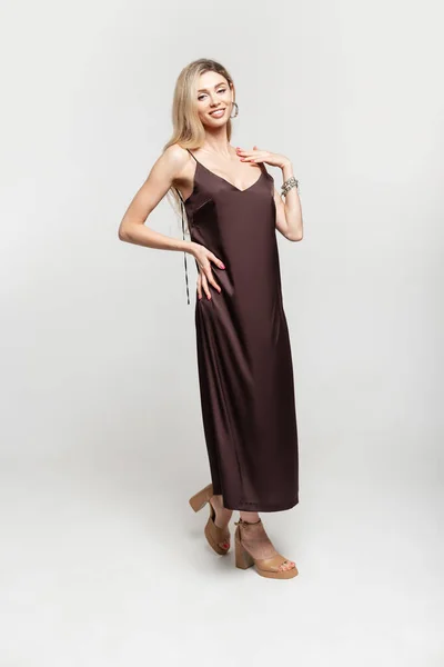 Moda Mulher Bonita Modelo Loira Feliz Elegante Vestido Tiras Marrom — Fotografia de Stock