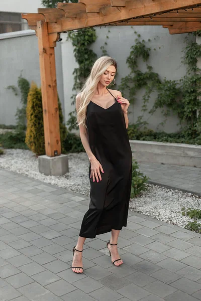 Елегантна Стильна Блондинка Красива Дівчина Модним Чорним Рюкзаком Сукня Взуттям — стокове фото