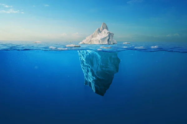 Incrível Iceberg Branco Flutua Oceano Com Uma Vista Subaquática Hidden — Fotografia de Stock