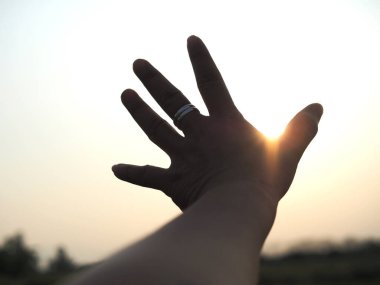 İnsan eli tatlı güneş ışığı ve harika bir altyapısı vardır. 