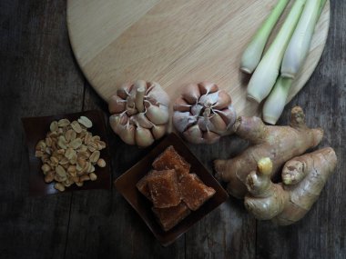 Thai kırmızı köri ve baharatlı domuz çorbası.