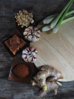 Thai kırmızı köri ve baharatlı domuz çorbası.