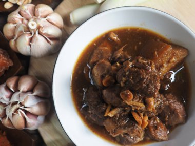 Thai kırmızı köri ve baharatlı domuz çorbası.