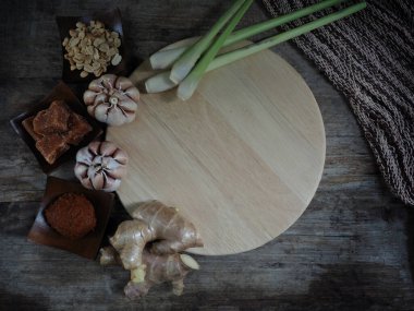 Thai kırmızı köri ve baharatlı domuz çorbası.