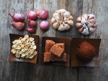 Thai kırmızı köri ve baharatlı domuz çorbası.