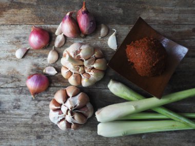 Thai kırmızı köri ve baharatlı domuz çorbası.