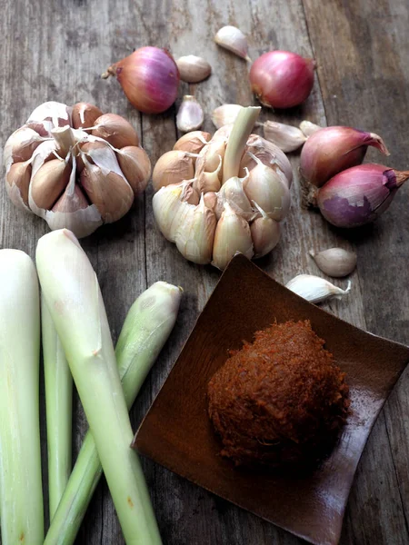 Thai kırmızı köri ve baharatlı domuz çorbası.