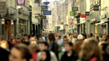 ağır çekim kalabalık alışveriş caddesi