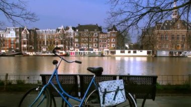 Amsterdam Hollandalı bir kanal boyunca kaydırma