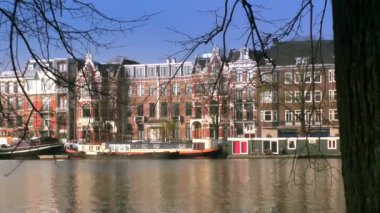 üzerinde bir amsterdam kanal manzaralı