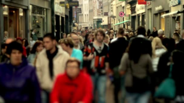 Zeitlupe Menschenmenge in Einkaufsstraße — Stockvideo
