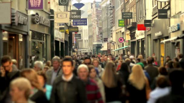 Folkmassan i shopping street — Stockvideo