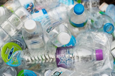 Pathumthani, Tayland - 2014: şeffaf plastik şişeler yalan bir depo gözünde