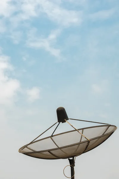 Satellitenschüssel für Antennenkommunikation bei klarem Himmel — Stockfoto