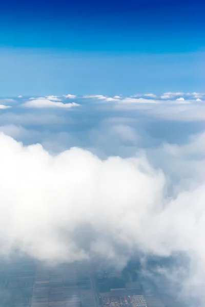 Por encima del cielo, vista desde el avión, disparo vertical — Foto de Stock