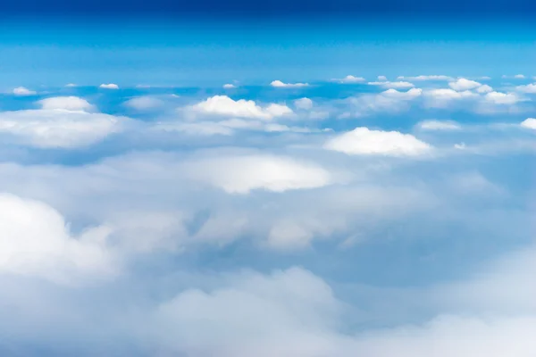 Boven de hemel, uitzicht vanaf vliegtuig, horizontale schot — Stockfoto