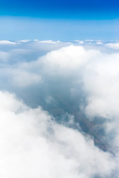 Por encima del cielo, vista desde el avión, Ver el camino de abajo, Vertical — Foto de Stock