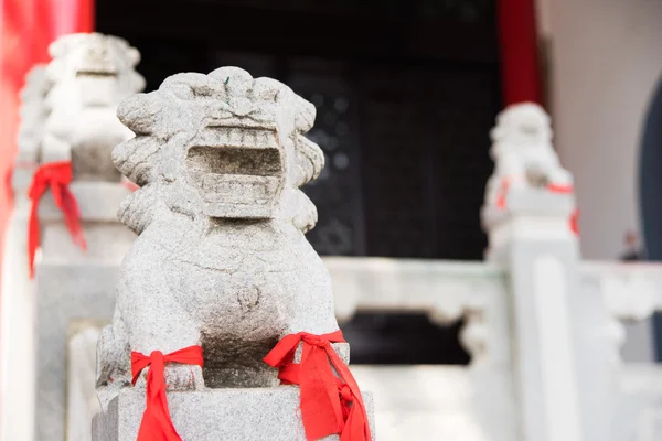 Chinesischer kaiserlicher Löwe, Wächterlöwe mit rotem Stoff in ihrem — Stockfoto